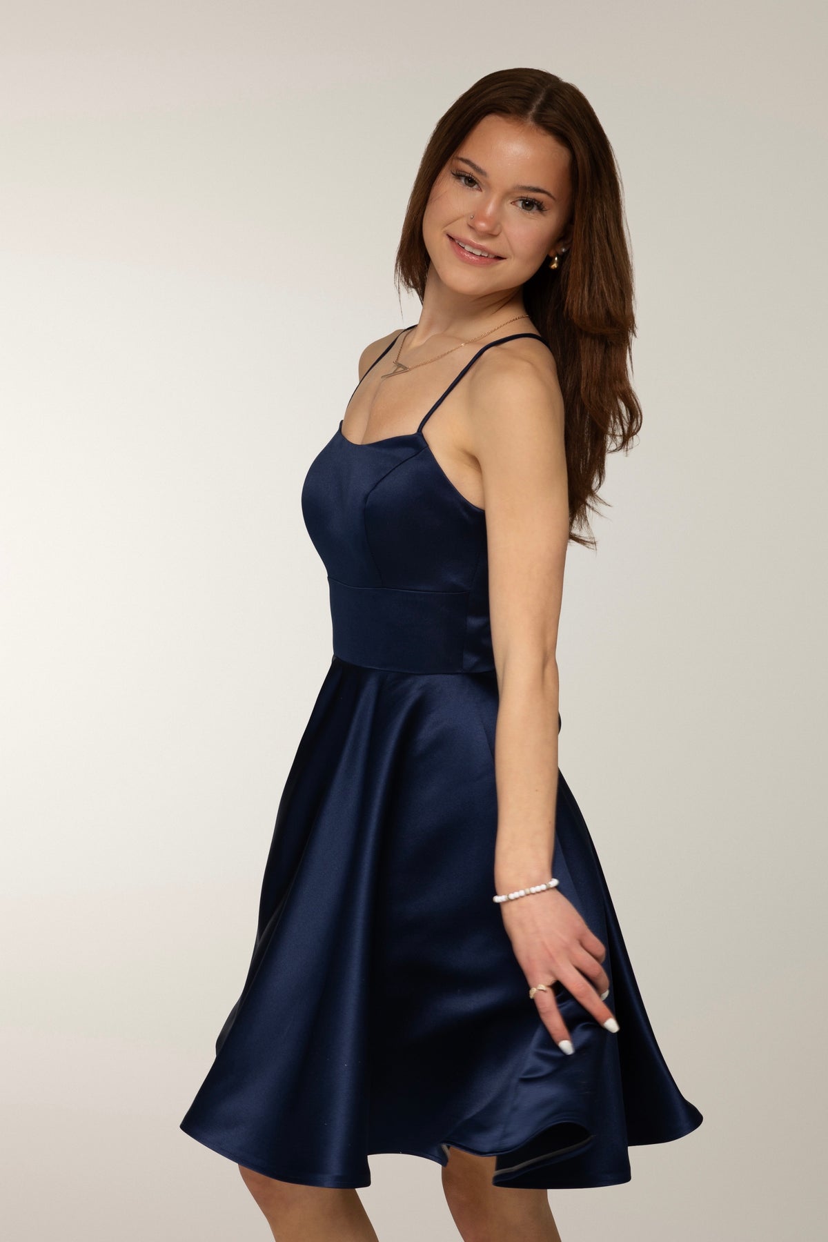 Tummansininen elegantti rippimekko.