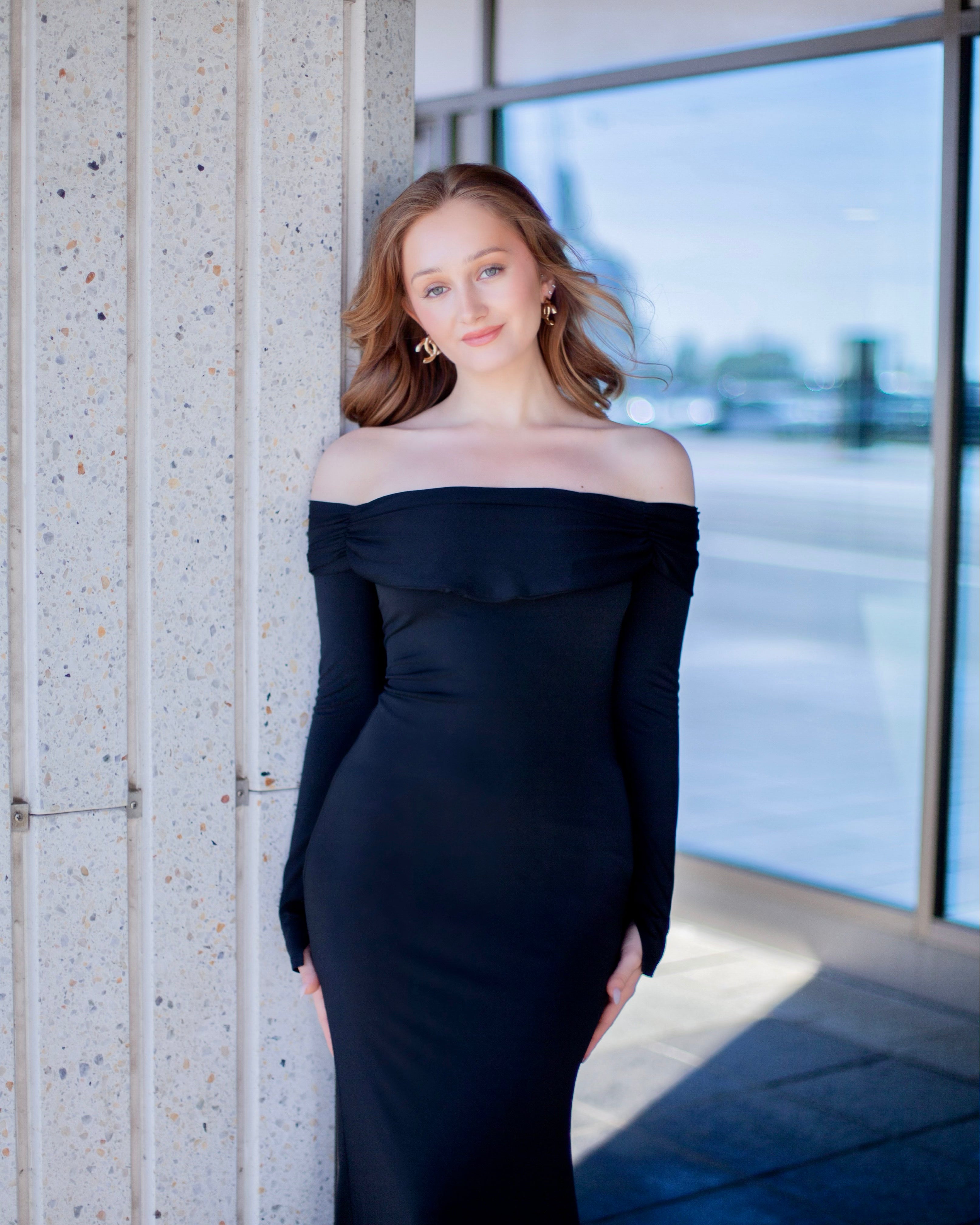hihallinen iltapuku, off shoulder.