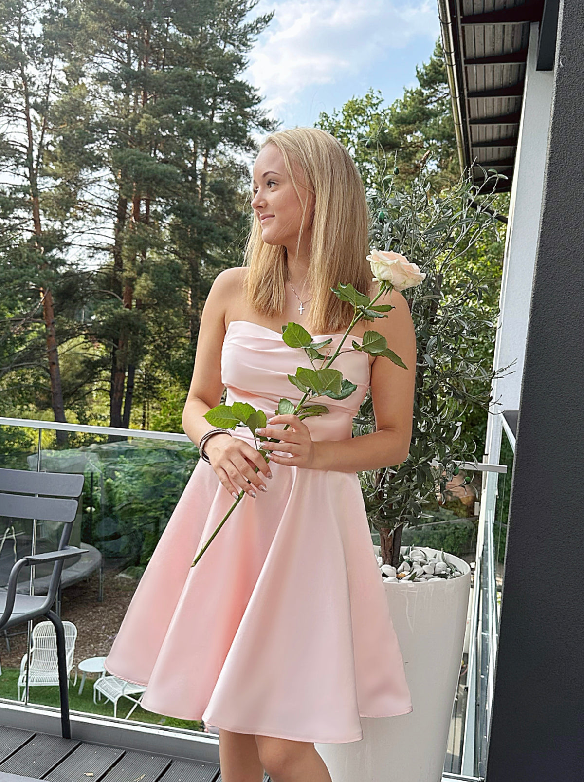 Vaaleanpunainen olkaimeton rippimekko.