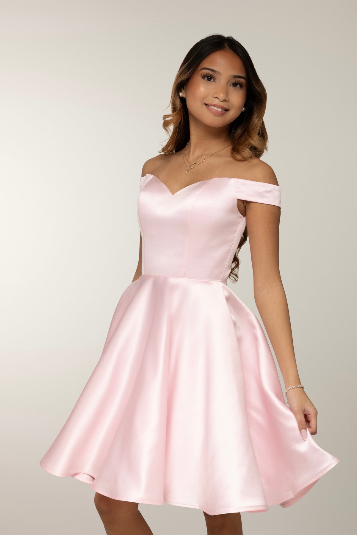 Pinkki off shoulder rippimekko.
