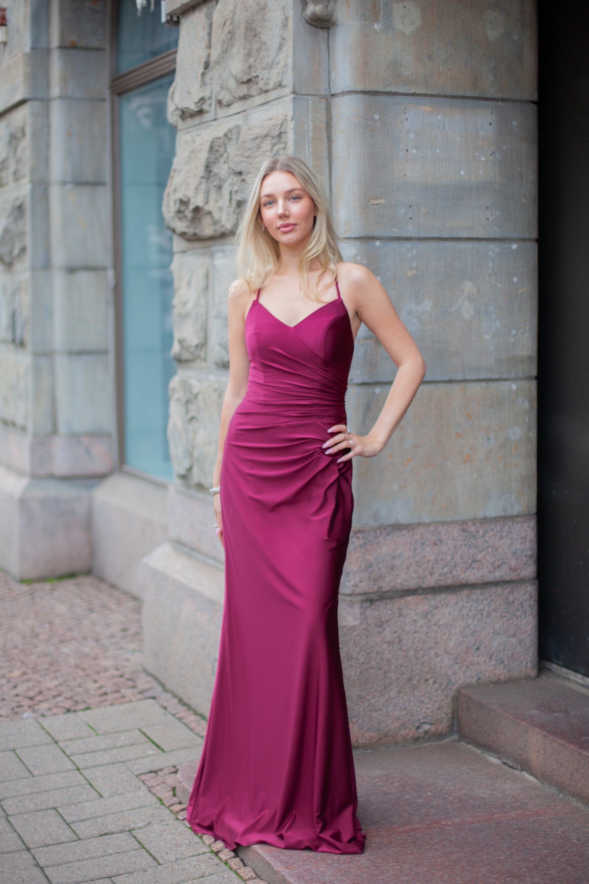Tummanpunainen elegantti iltapuku vuosijuhliin, edestä.