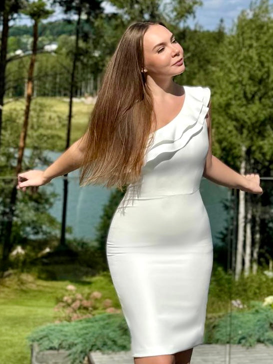 Kaunis yksiolkaiminen valkoinen yo-mekko.
