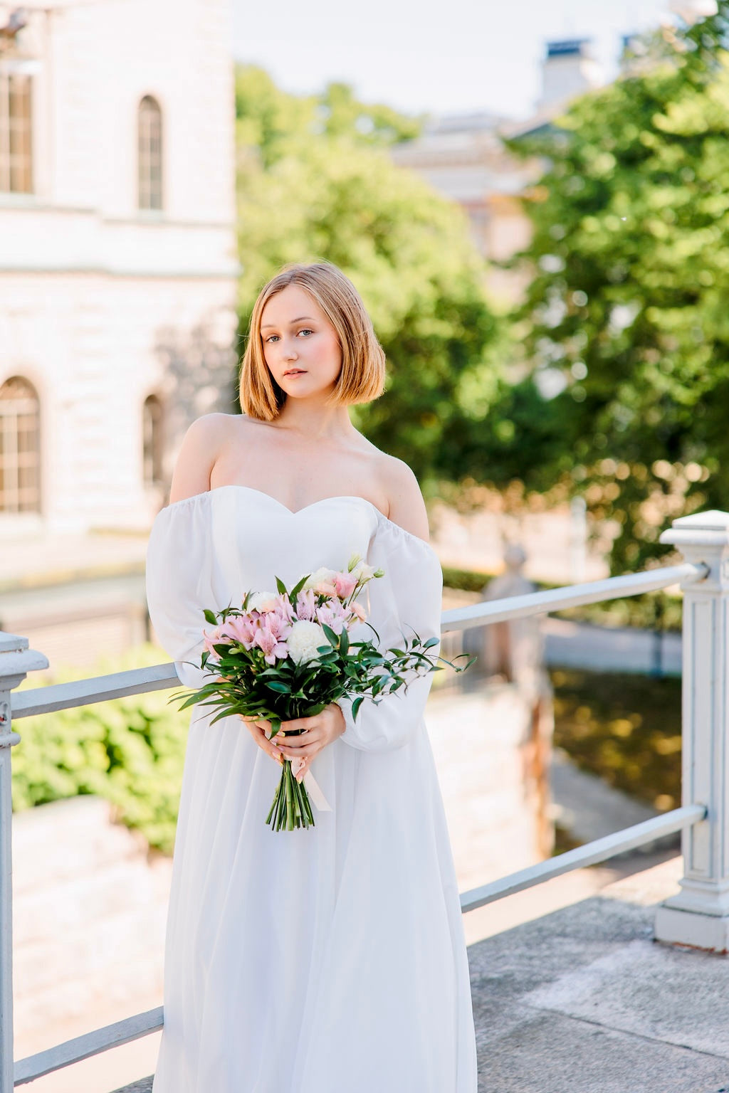 Dazzling-häämekko sifonkia, off-shoulder-yläosa ja pitkät hiha, elegantti, edestä.
