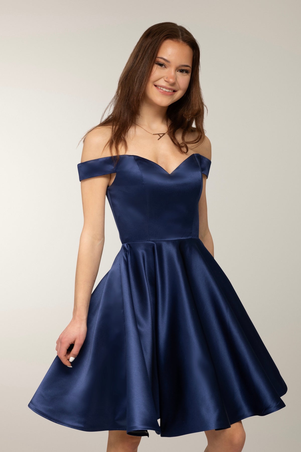 Tummansininen elegantti off shoulder mallinen rippimekko.