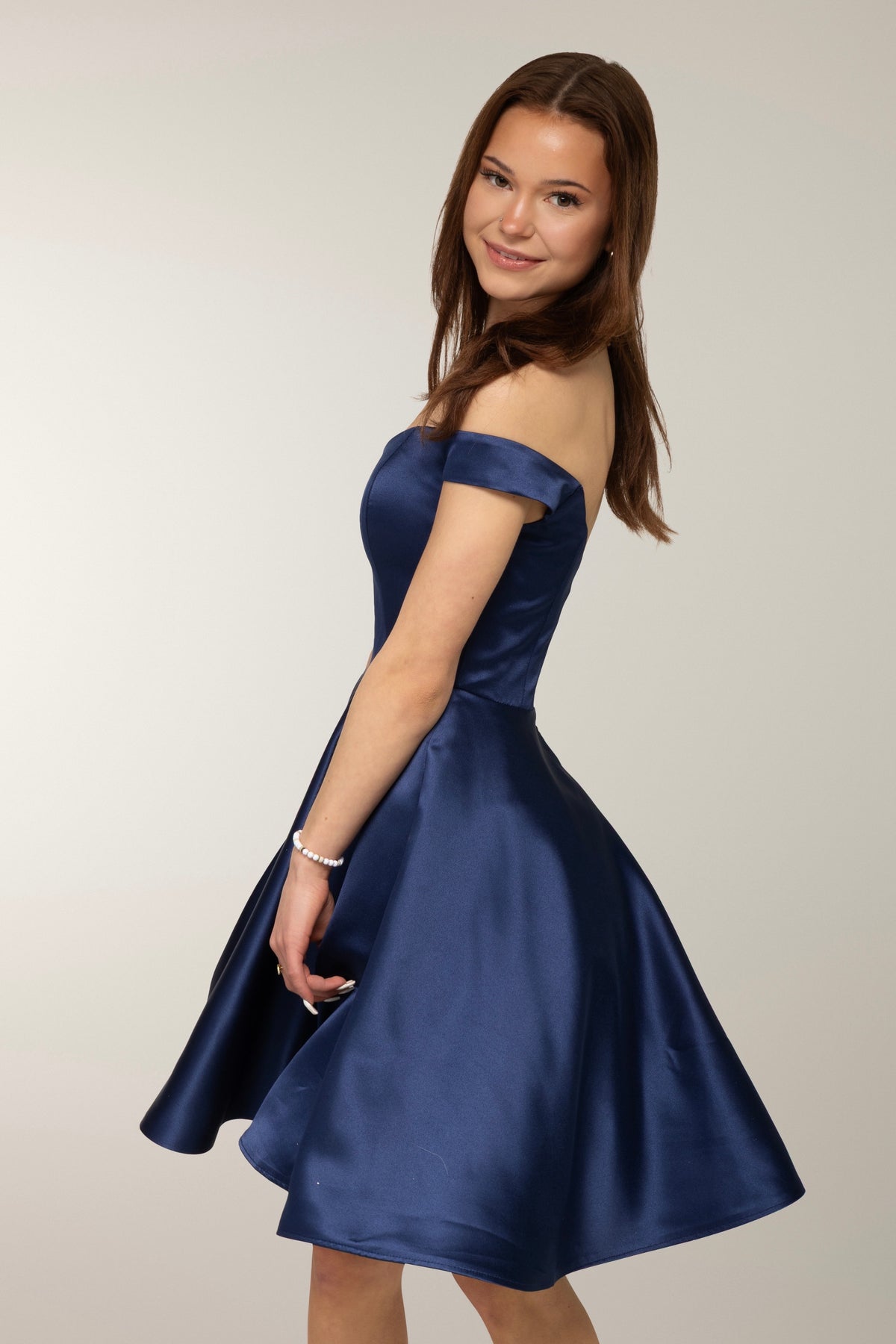 Tummansininen elegantti off shoulder mallinen rippimekko.