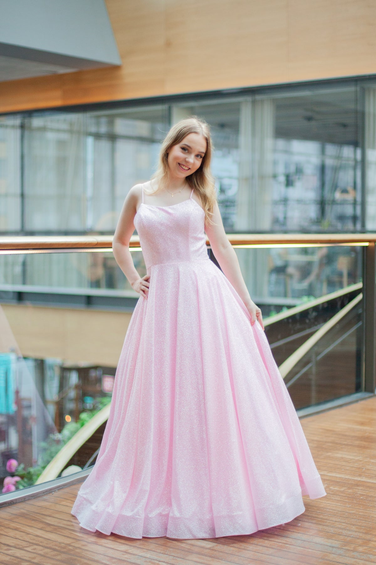 Kimaltava pinkki vanhojentanssimekko klassisella ja elegantilla mallilla, etukuva.