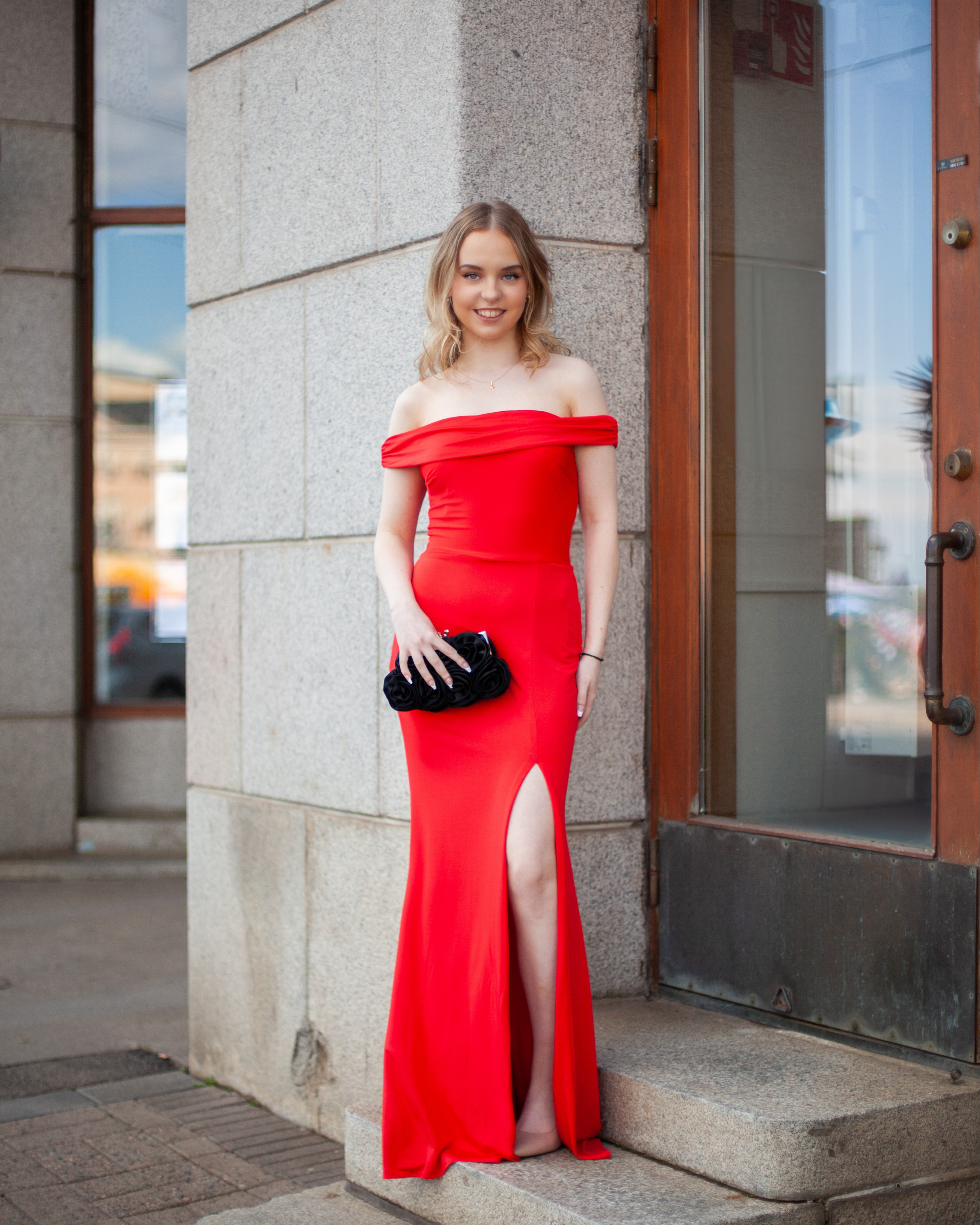 Punainen off shoulder -iltapuku