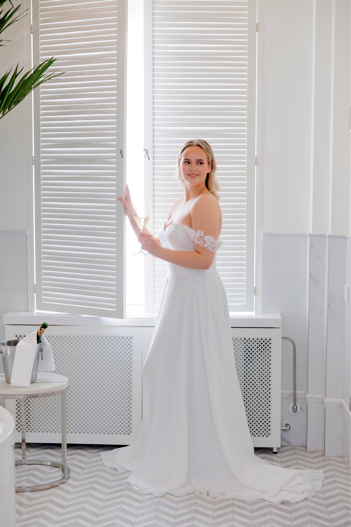 Off shoulder häämekko sifongista, pitsiyksityiskohdilla, sivusta.