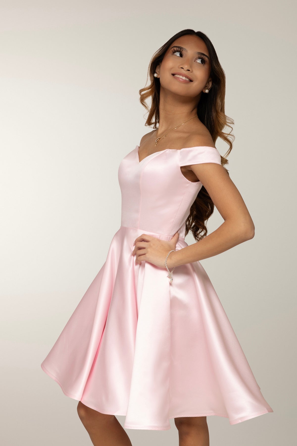Pinkki off shoulder rippimekko.