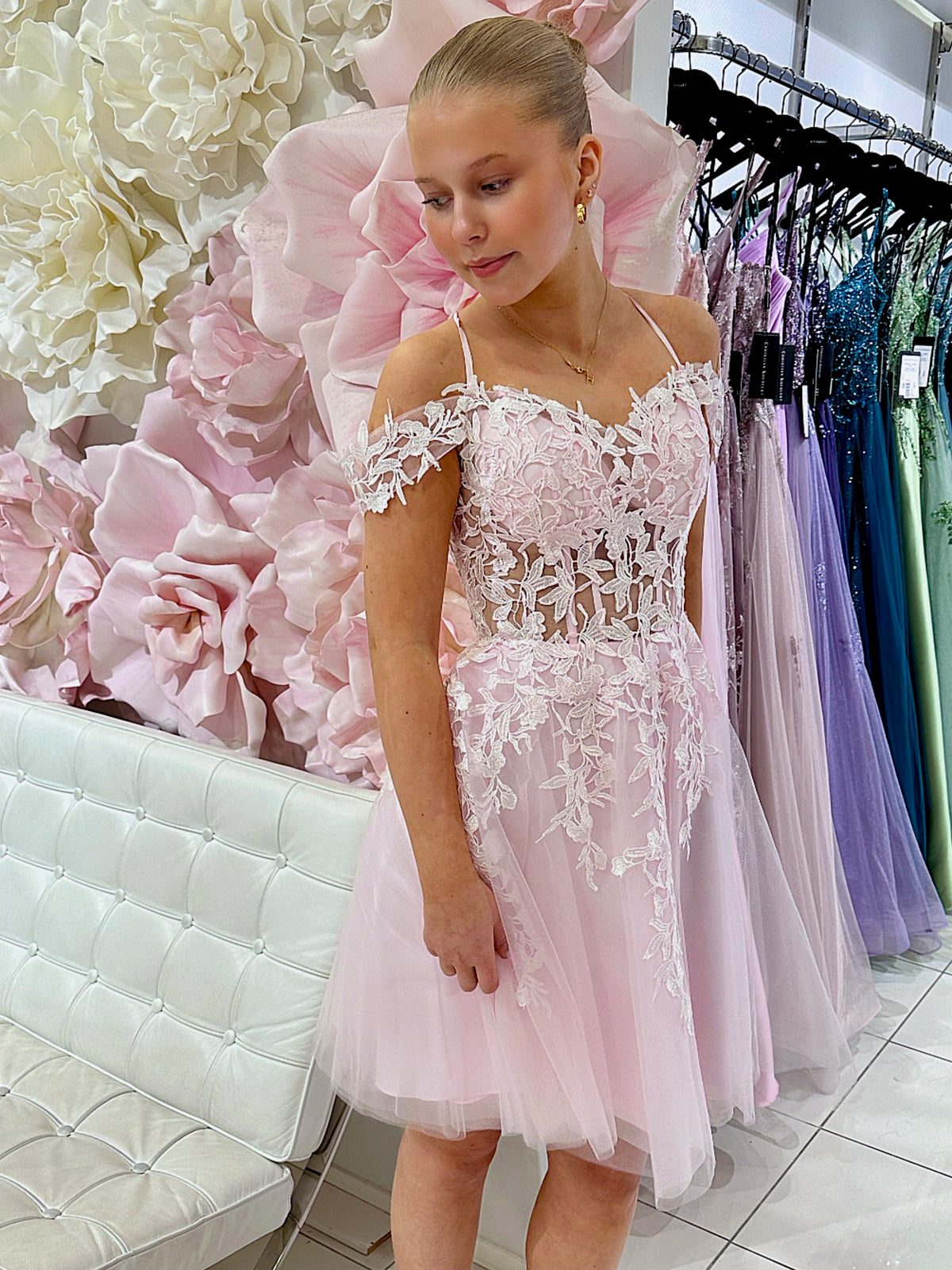 Pinkki off shoulder-mallinen tyllihelmainen rippimekko.