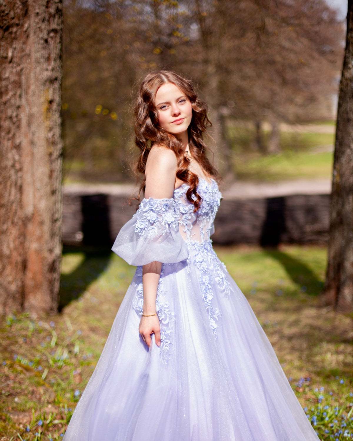 Violetti vanhojentanssimekko tyllistä, off shoulder -olkaimet ja ilmava helma, sivusta.