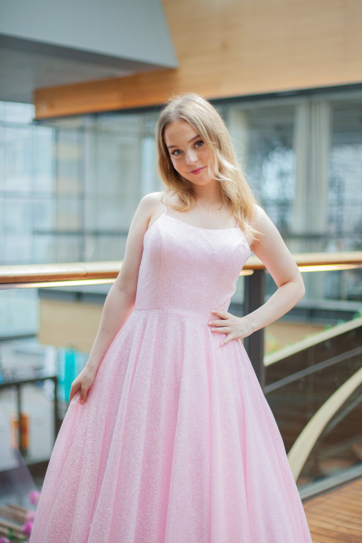 Kimaltava pinkki vanhojentanssimekko klassisella ja elegantilla mallilla.