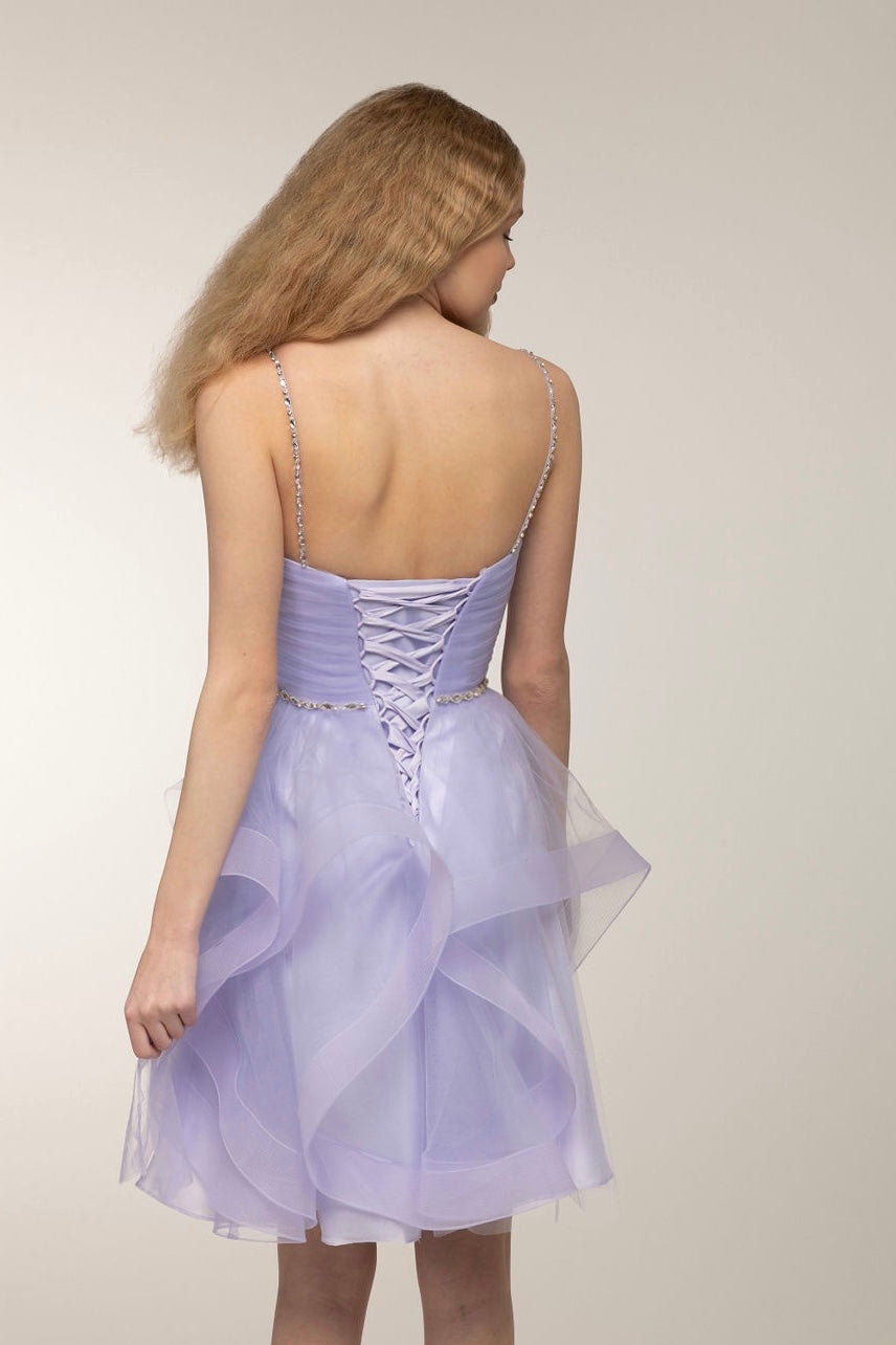 Violetti röyhelöhelmainen rippimekko.