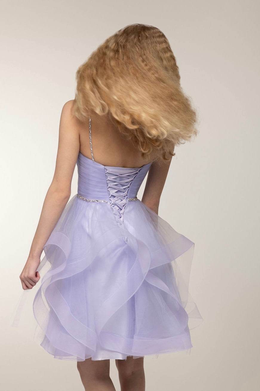 Violetti röyhelöhelmainen rippimekko.