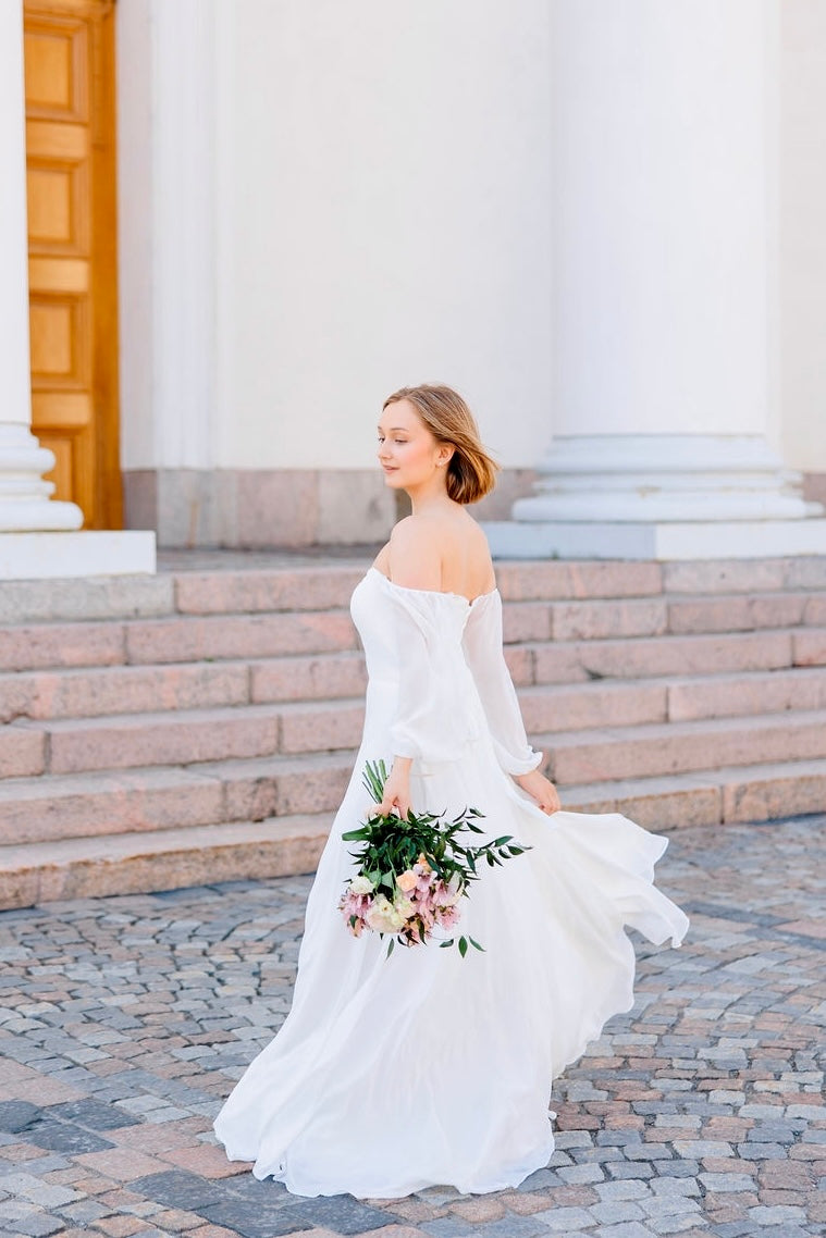 Dazzling-häämekko sifonkia, off-shoulder-yläosa ja pitkät hiha, elegantti.