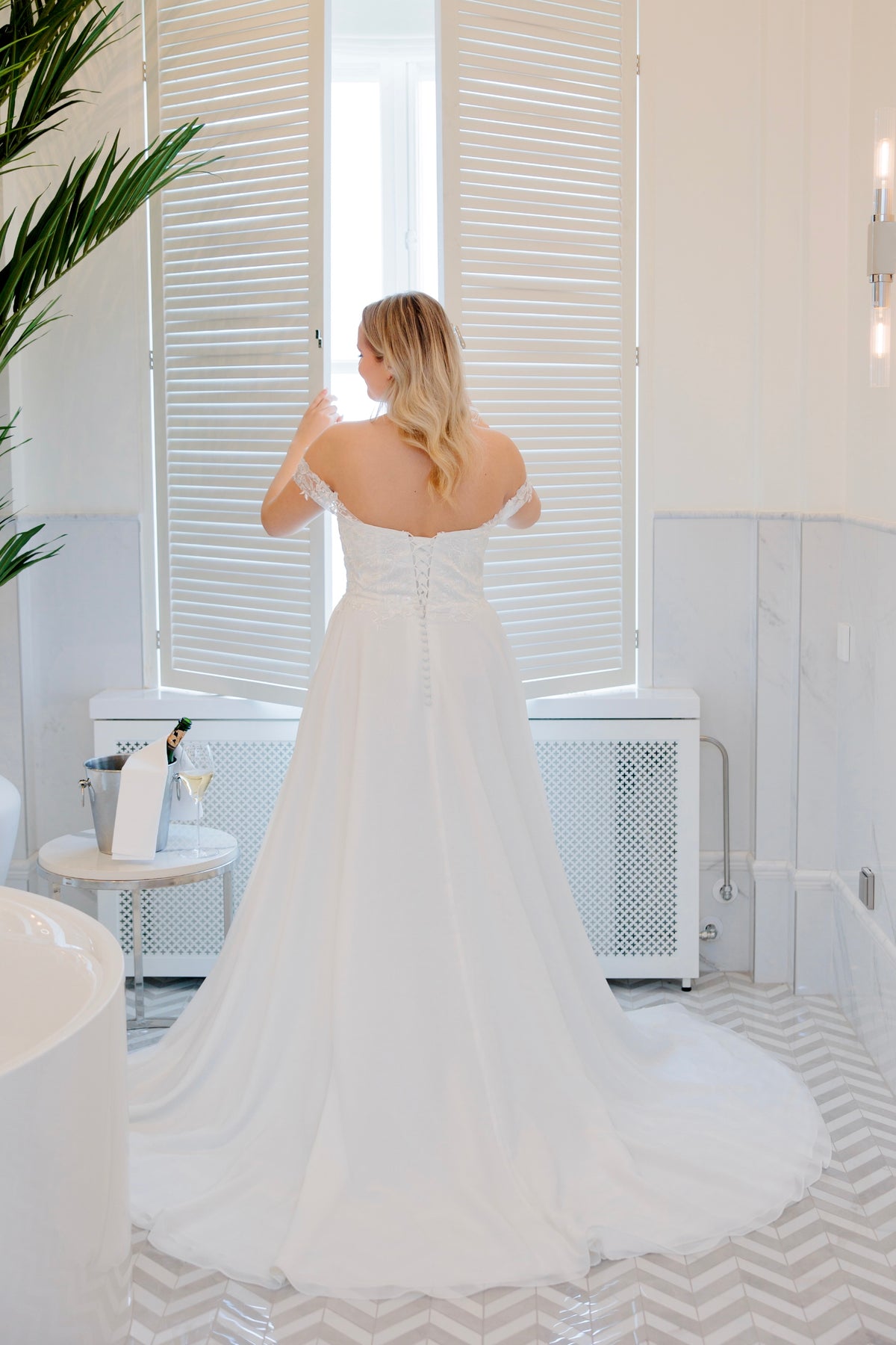 Off shoulder häämekko sifongista, pitsiyksityiskohdilla, takaa.