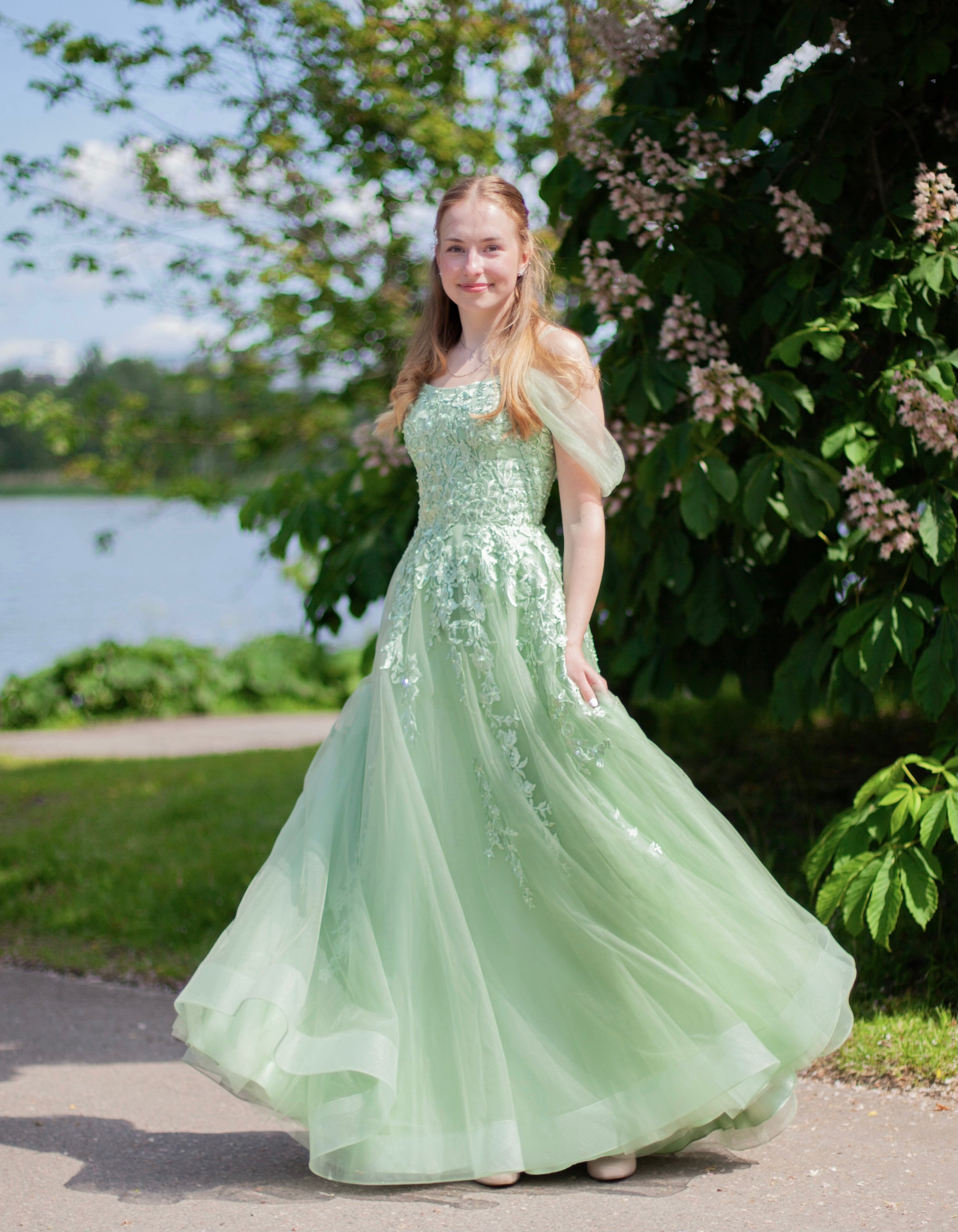 Oliivinvihreä pitsinen vanhojentanssimekko off shoulder- mallilla.