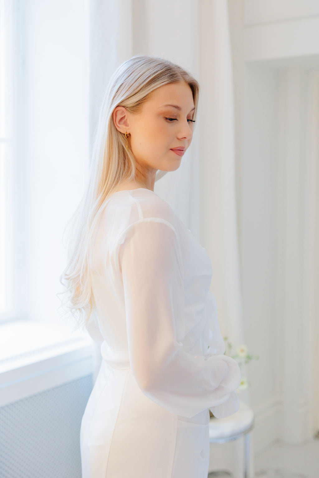 Pitkähihainen sifonkibolero morsiamelle.