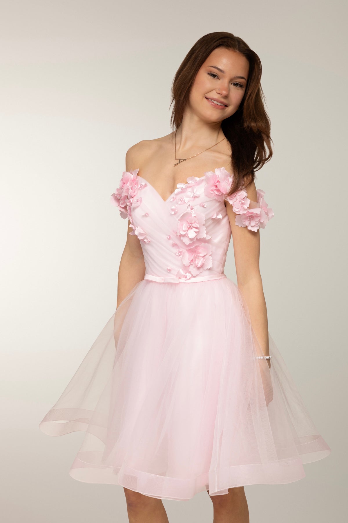 Vaaleanpunainen off shoulder mallinen rippimekko 3D kukkapitsillä.