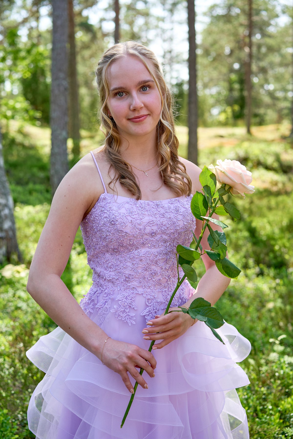 Laventelinvärinen rippimekko tylli- ja pitsiyläosalla.