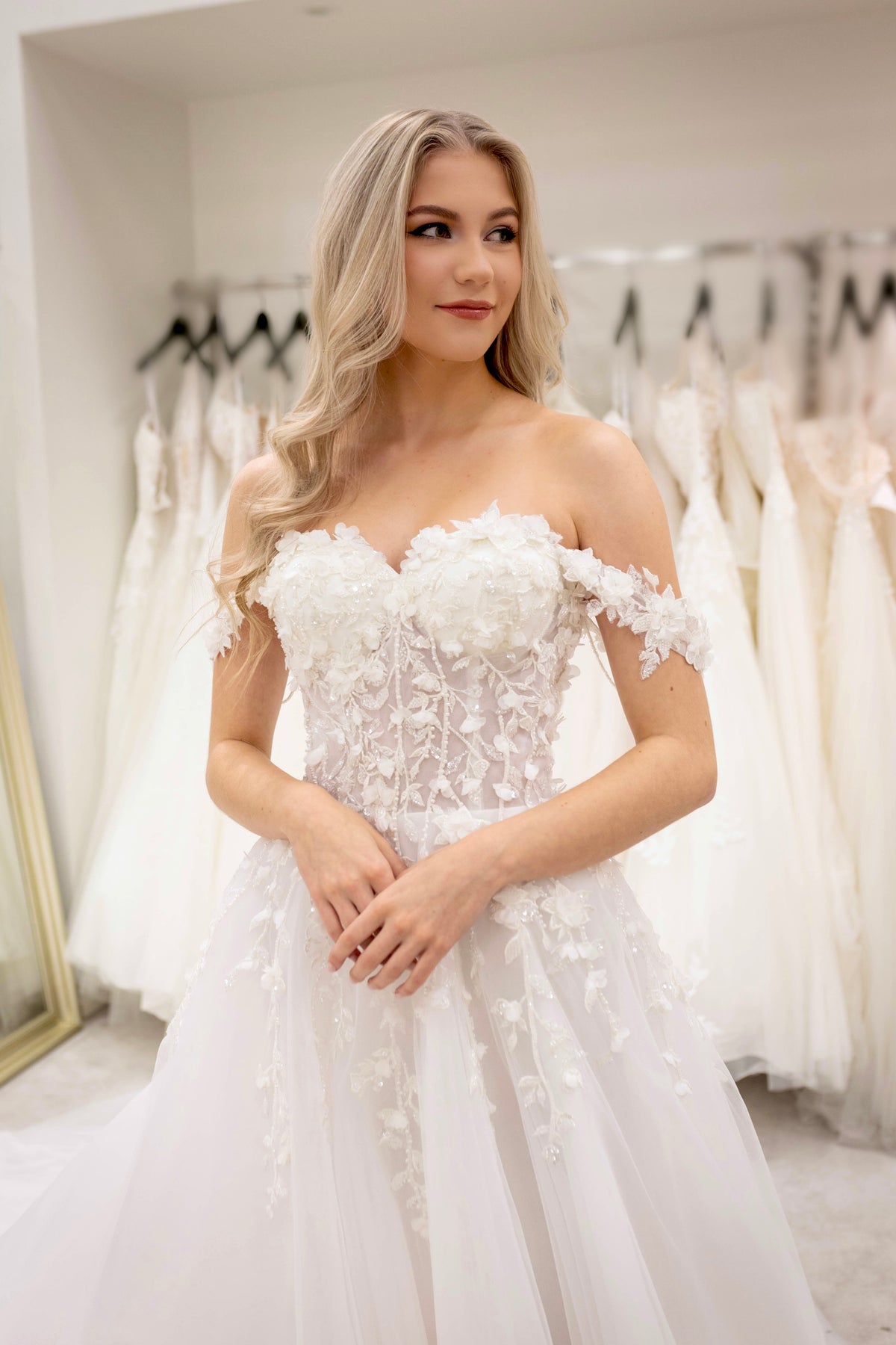 Häämekko pitsiyläosalla ja tyllilaahuksella, romanttinen, juhlava ja elegantti.