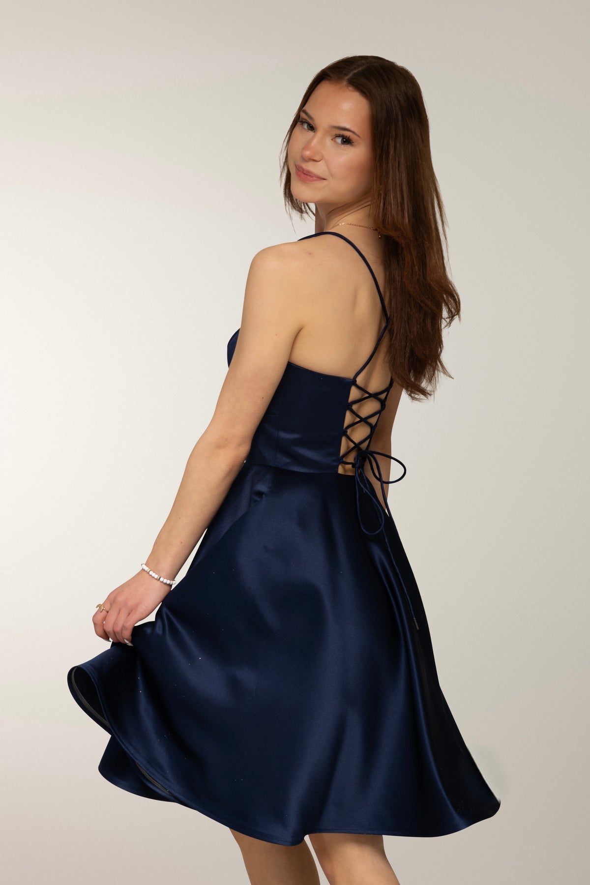 Tummansininen elegantti rippimekko.