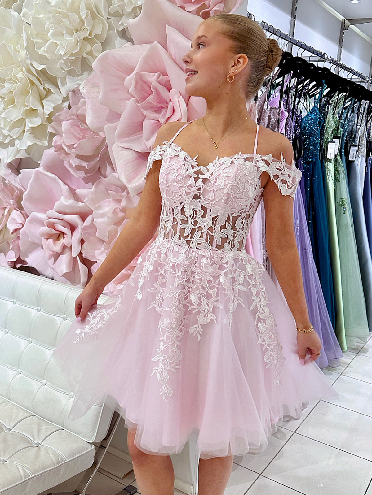 Pinkki off shoulder-mallinen tyllihelmainen rippimekko.
