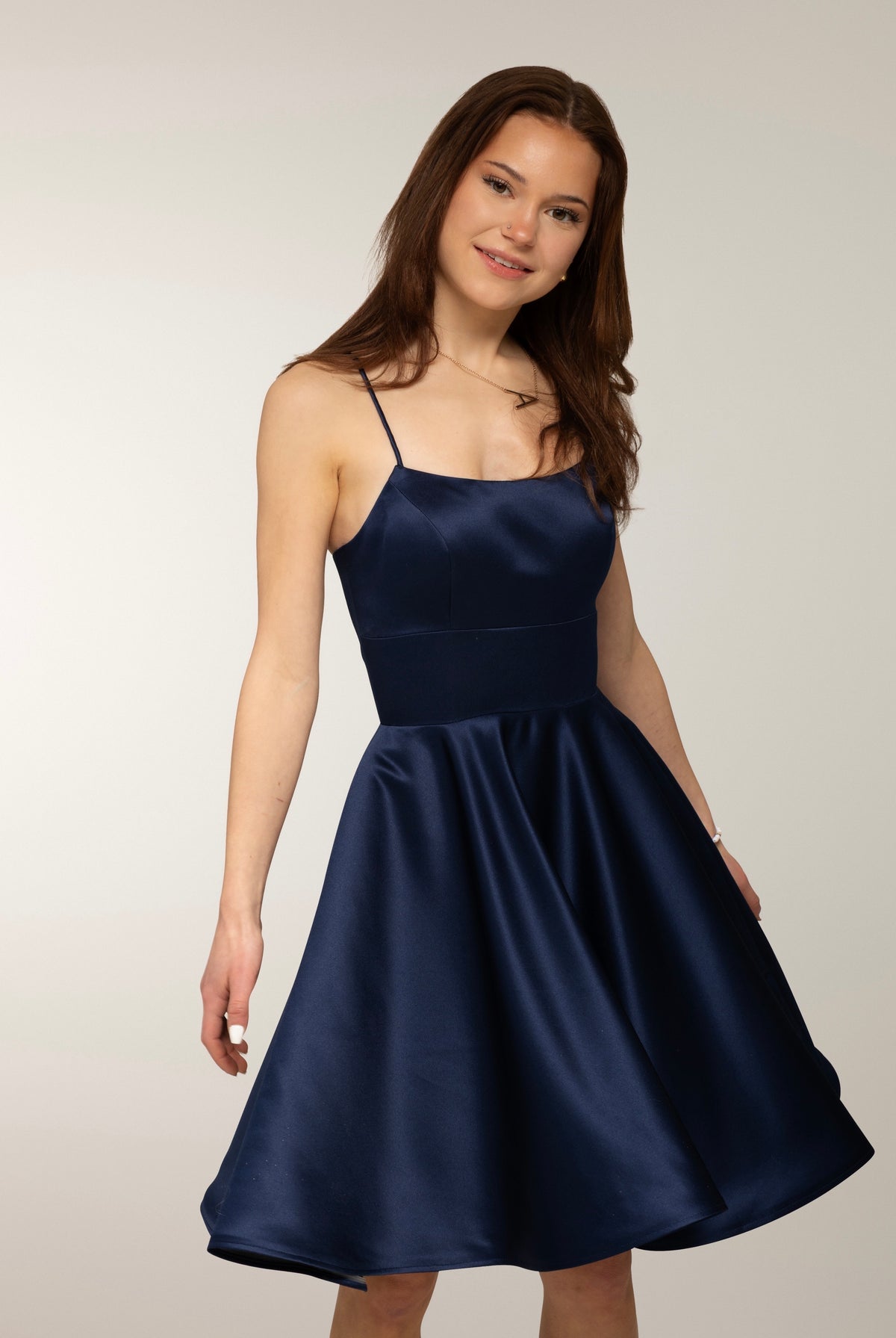Tummansininen elegantti rippimekko.