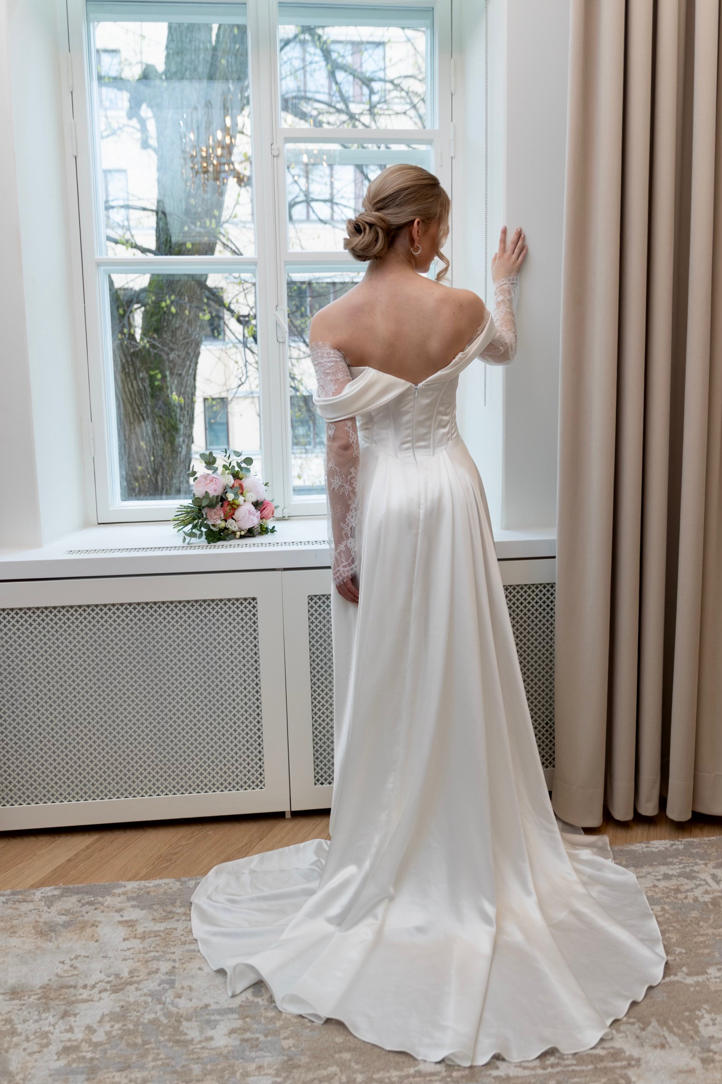 Häämekko Venus off shoulder -hihoilla ja edessä oleva halkio, takaa.