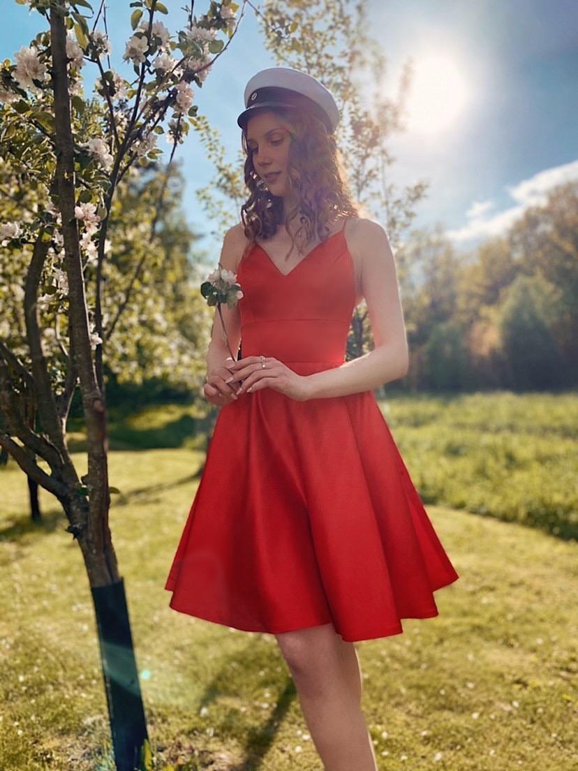 Punainen yo-mekko avoimella selällä.