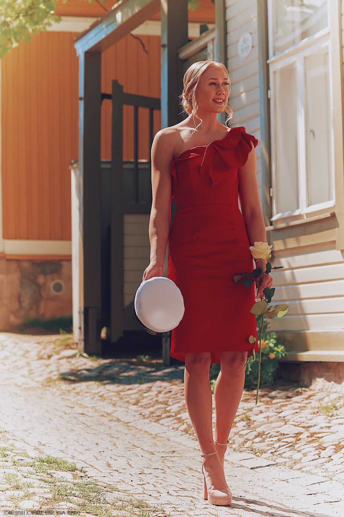 Punainen yksiolkaiminen yo-mekko.