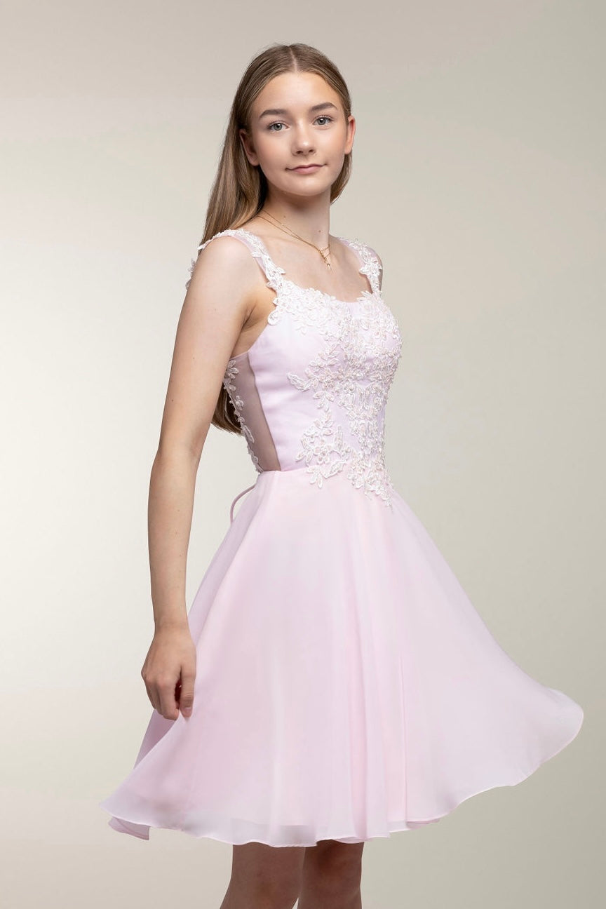 Pinkki sifonkihelmainen yo-mekko off shoulder mallinen yläosa.