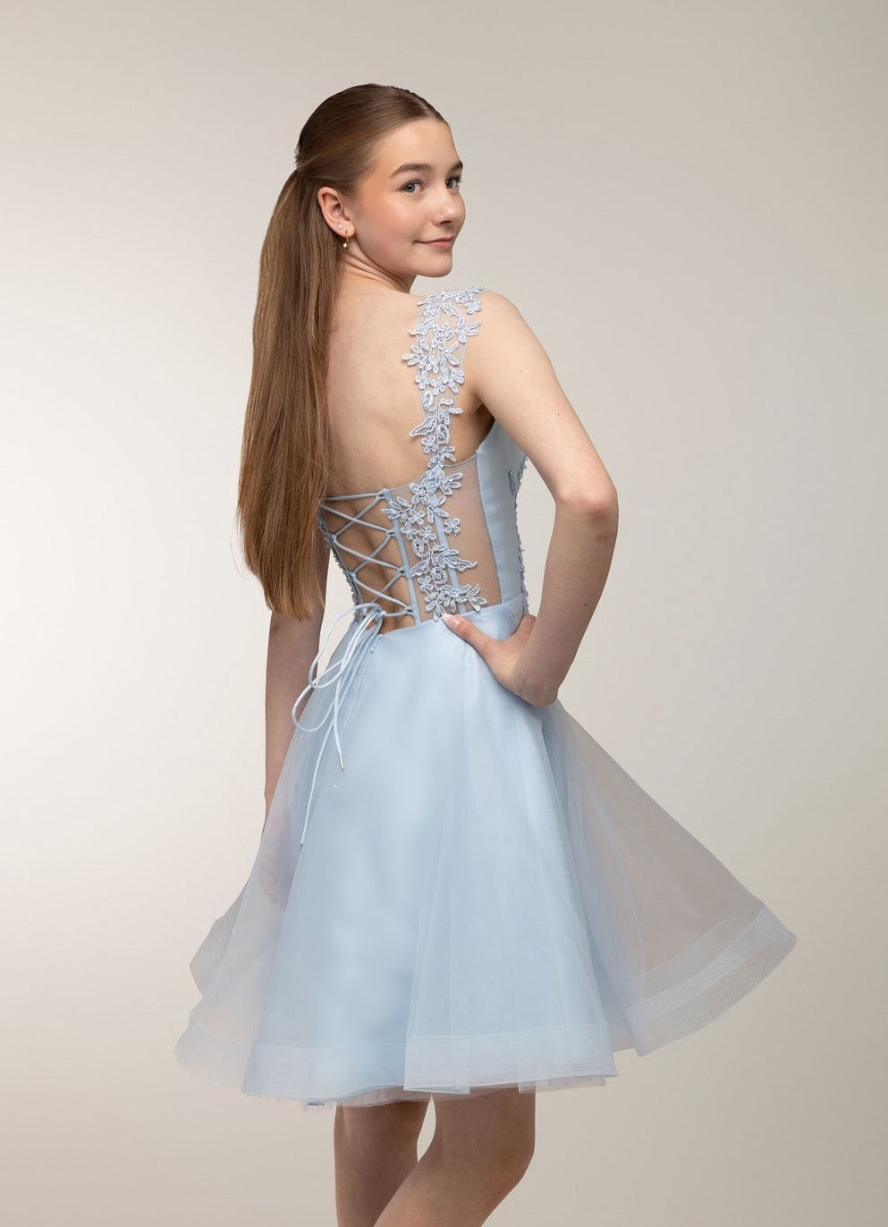 Vaaleansininen off shoulder-rippimekko.