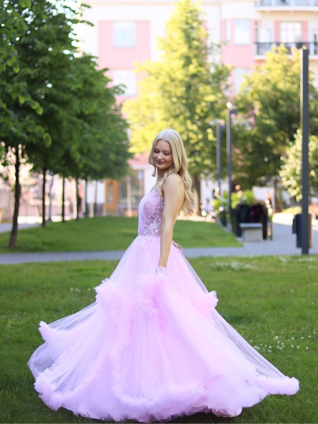 Olkaimeton vaalean pinkki röyhelöhelmainen vanhojentanssimekko.
