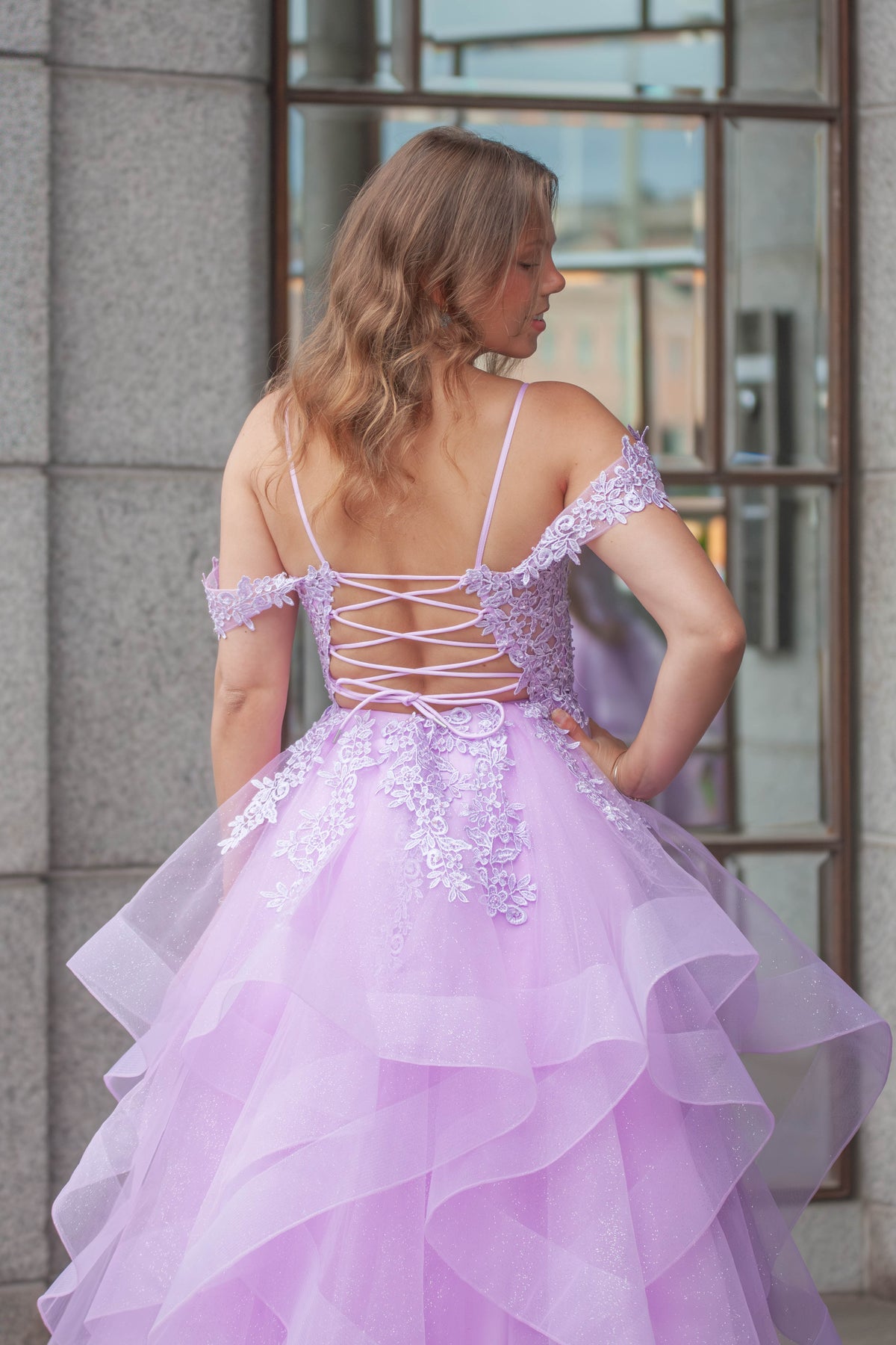 Violetti vanhojentanssimekko off shoulder -mallilla ja röyhelöhelmalla.