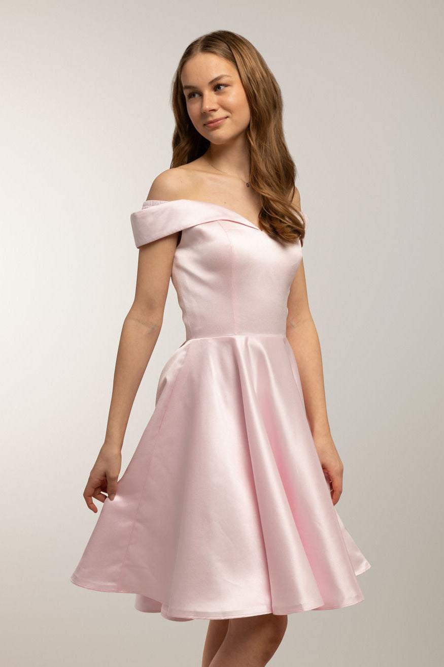 Kaunis pinkki off shoulder mallinen rippimekko.