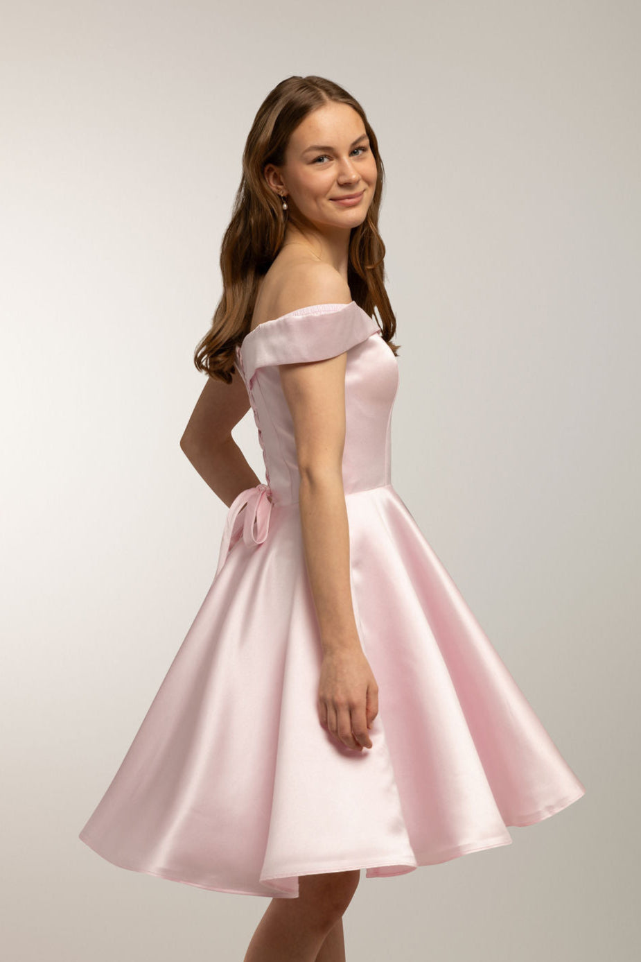 Kaunis pinkki off shoulder mallinen rippimekko.