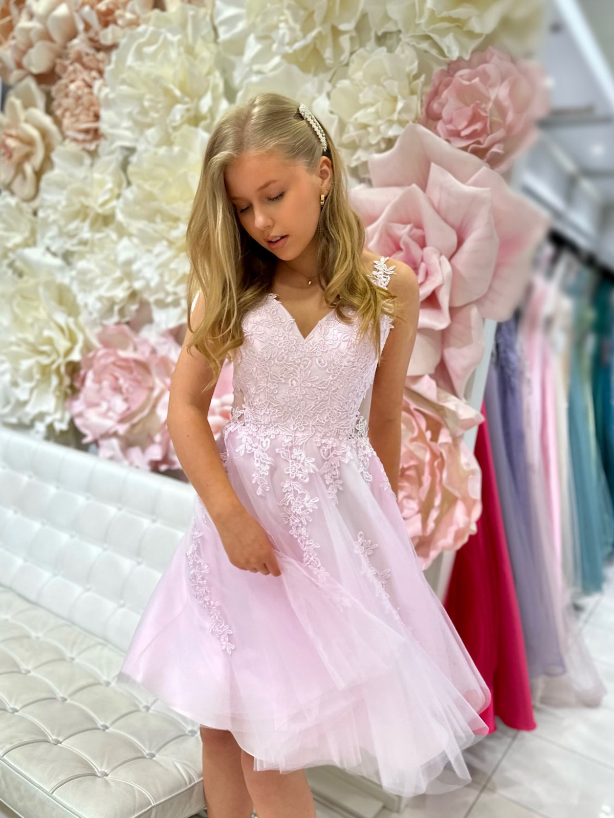 Pinkki tyllihelmainen rippimekko.