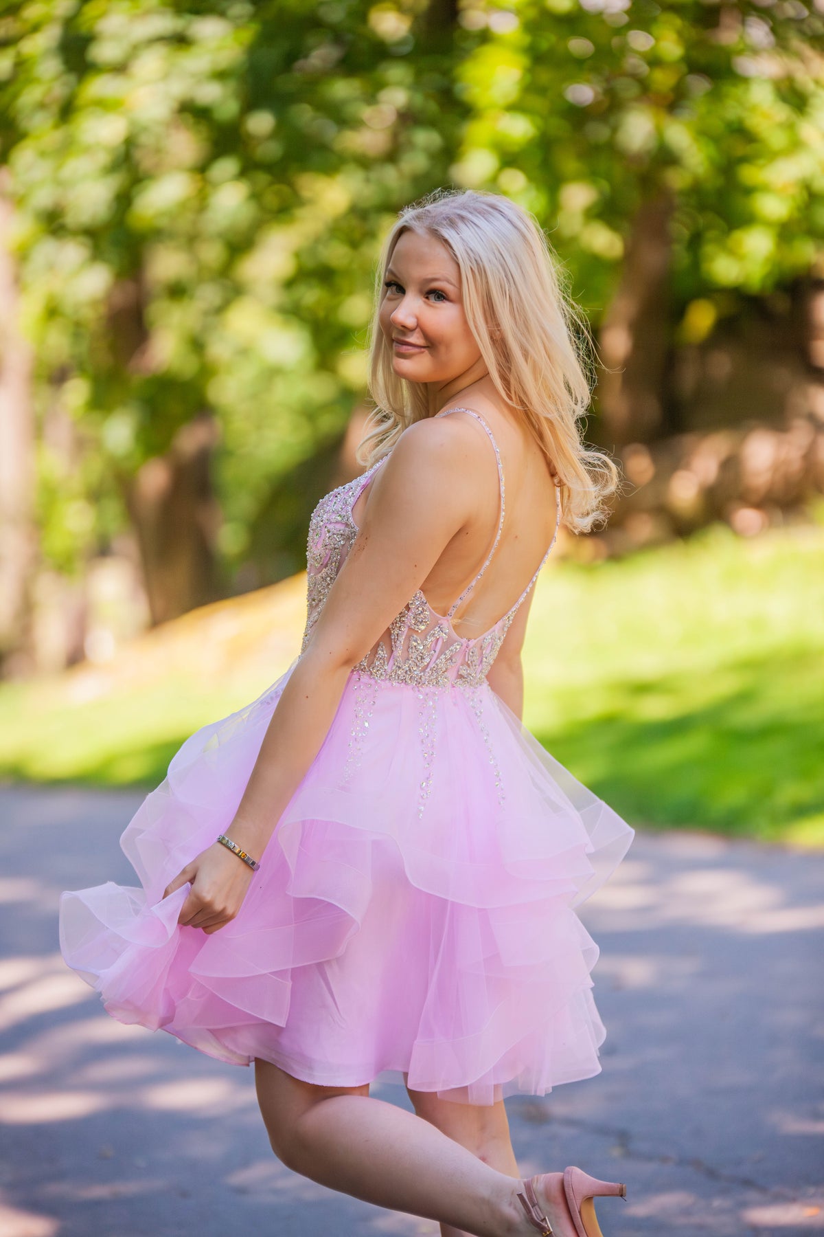 Pinkki kirjailtu rippimekko röyhelöhelmalla.