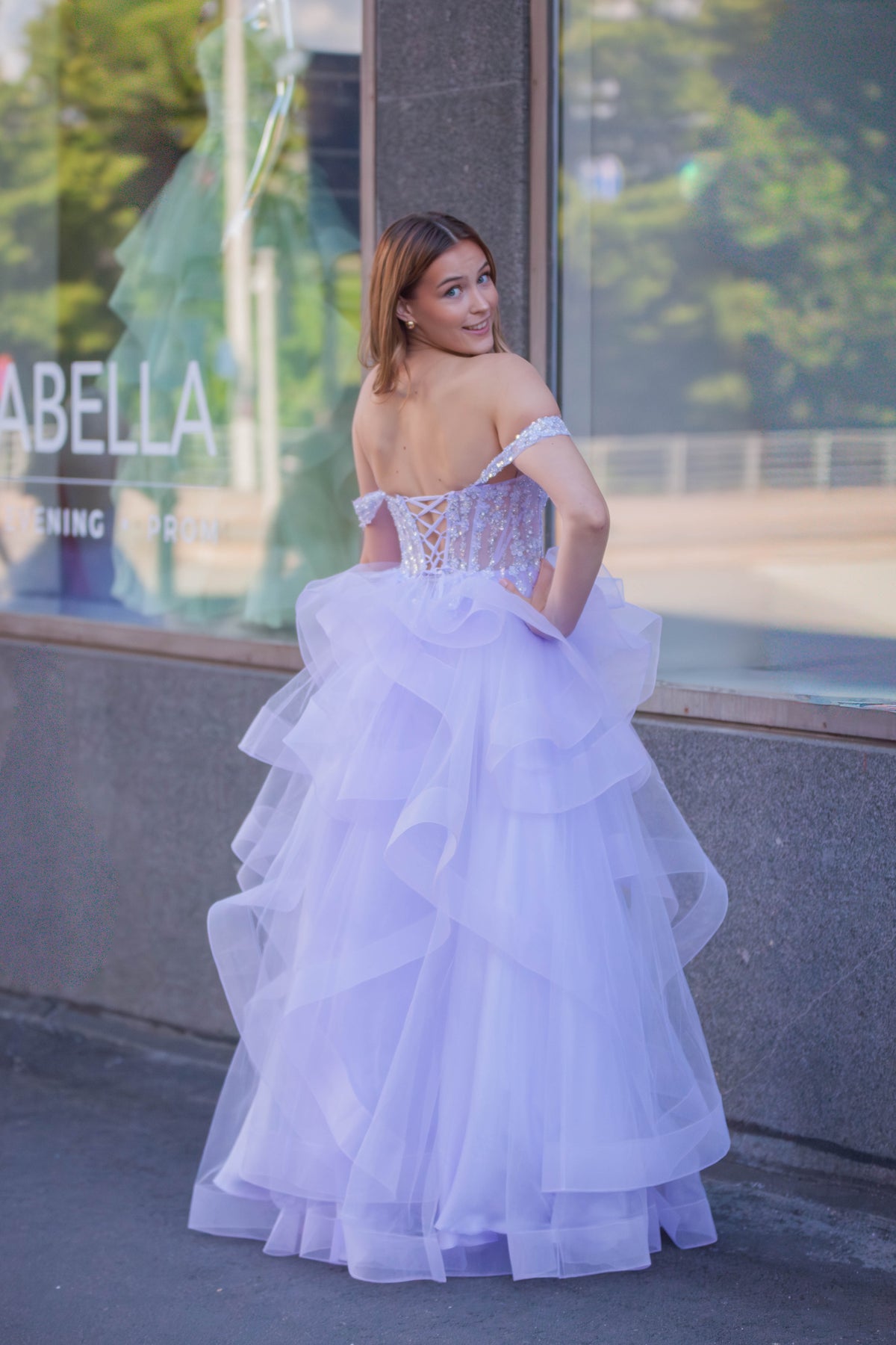 Violetti vanhojentanssimekko röyhelöhelmalla ja off shoulder -mallilla.