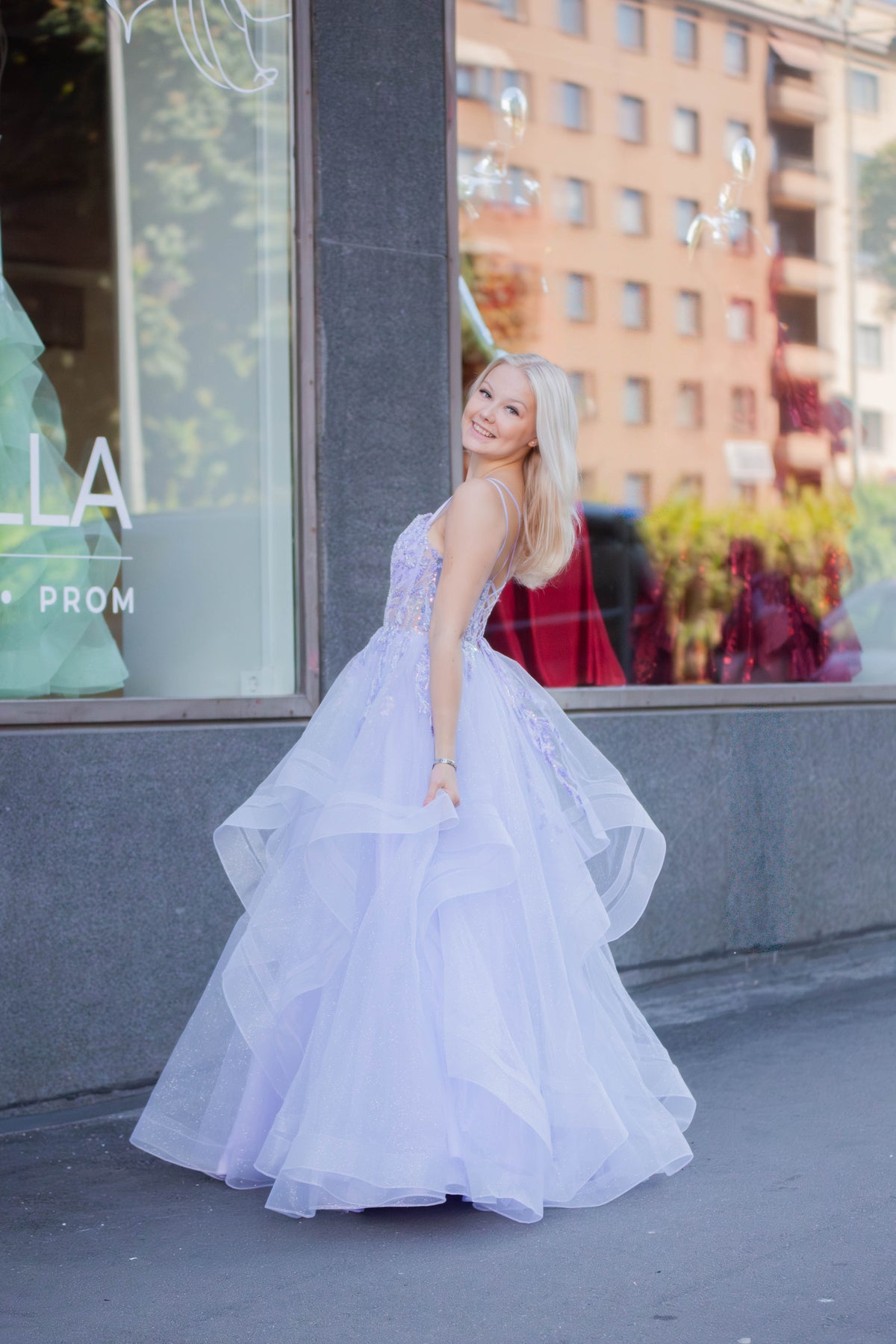 Violetti vanhojentanssimekko röyhelöhelmalla ja suoralla pääntiellä – elegantti valinta tansseihin.
