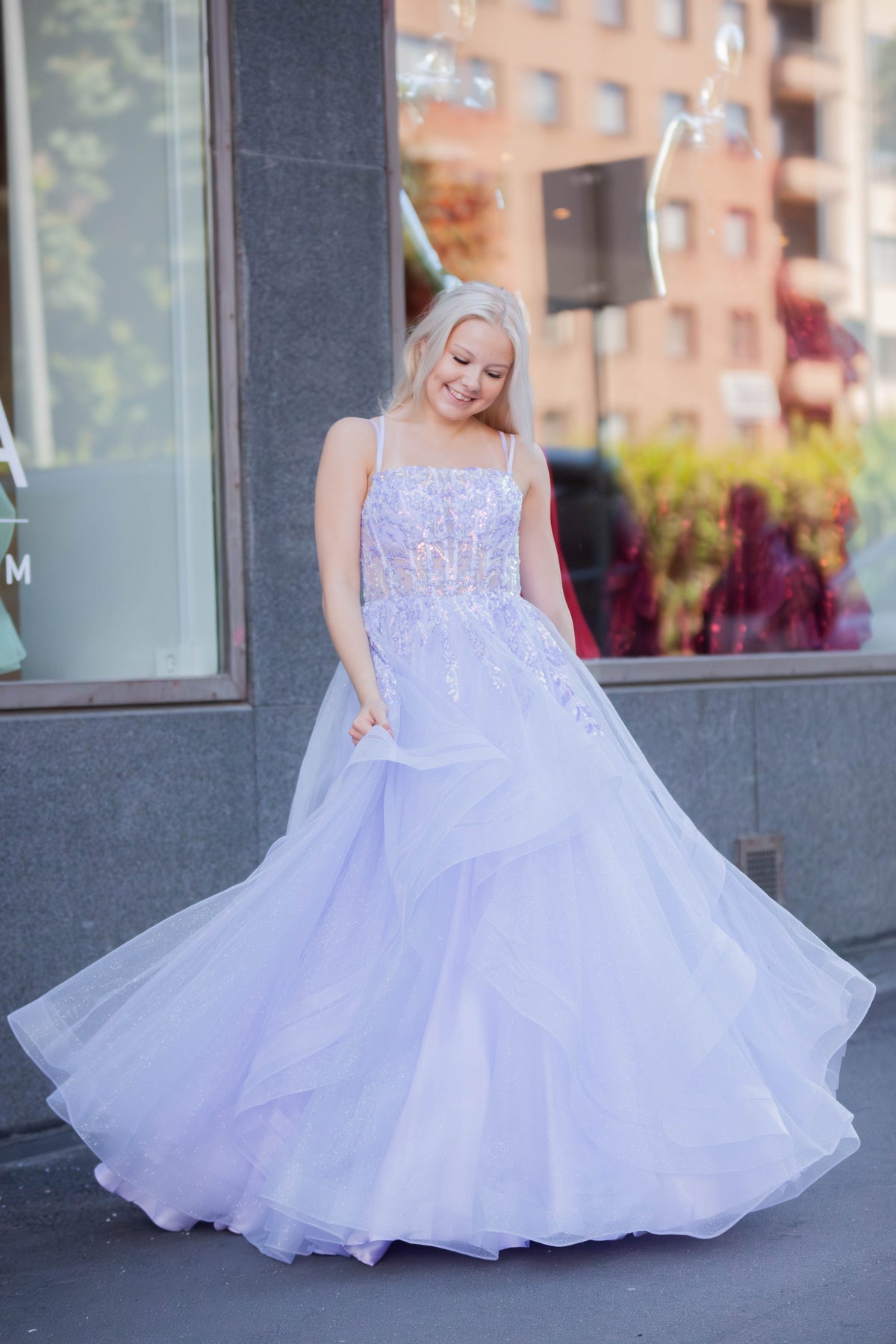 Violetti vanhojentanssimekko röyhelöhelmalla ja suoralla pääntiellä – elegantti valinta tansseihin.