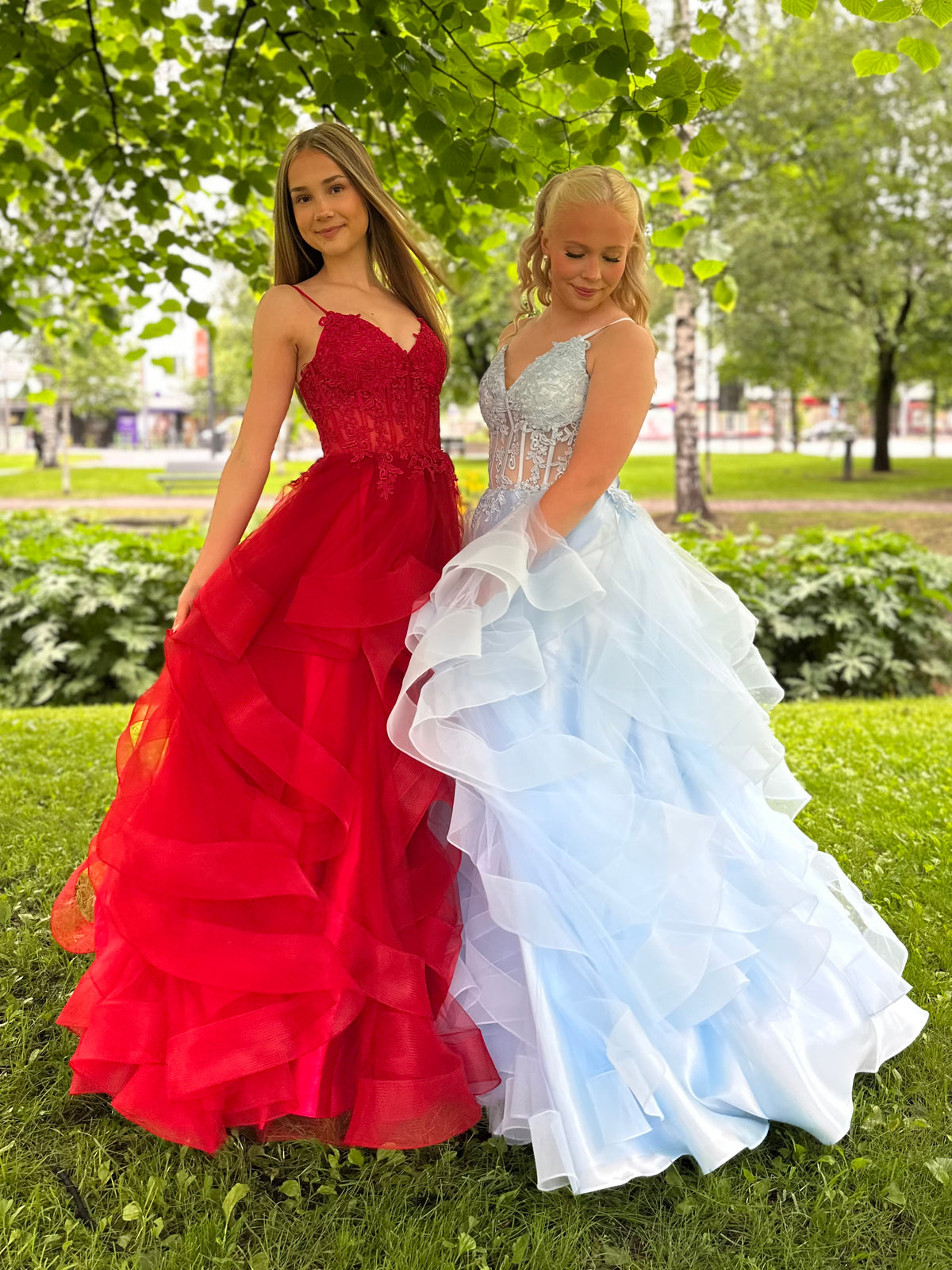 Tummanpunainen ja vaaleansininen röyhelöhelmainen tanssimekko.