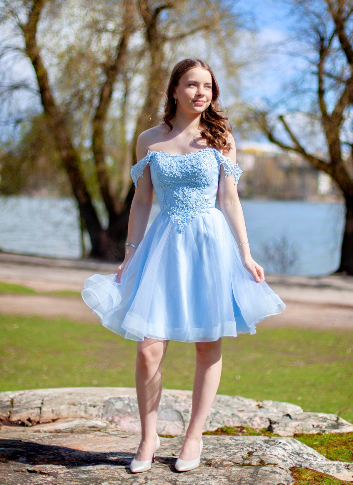 Vaaleansininen off shoulder-rippimekko.
