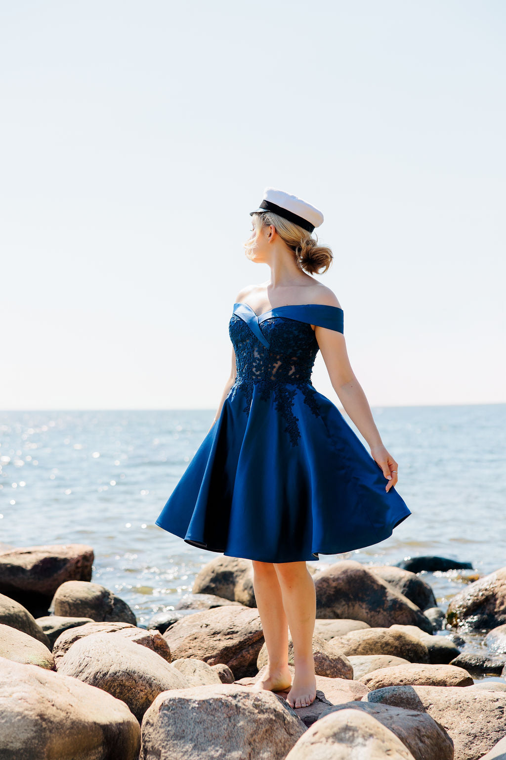 Off shoulder mallinen tummansininen yo-mekko.