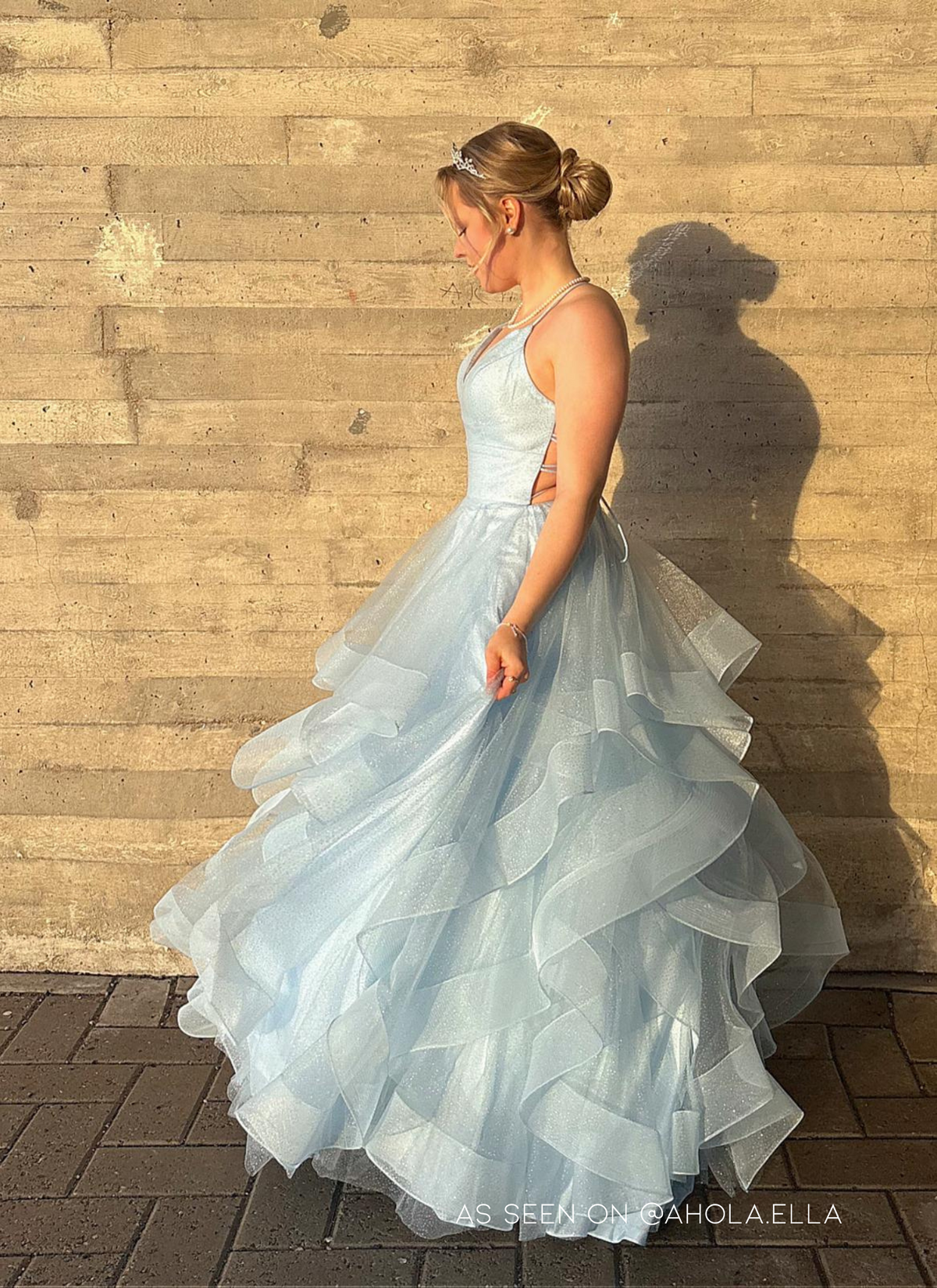 Vaaleansininen vanhojentanssimekko röyhelöhelmalla ja avoimella selällä, sivu.