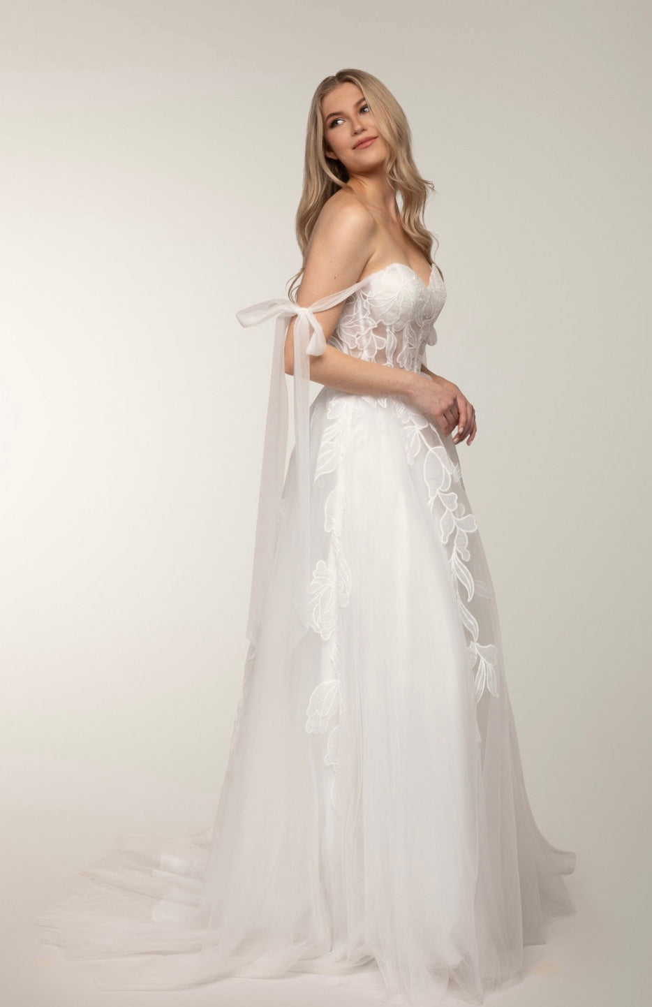 Häämekko pitsiyläosalla ja tyllilaahuksella, elegantti, romanttinen.
