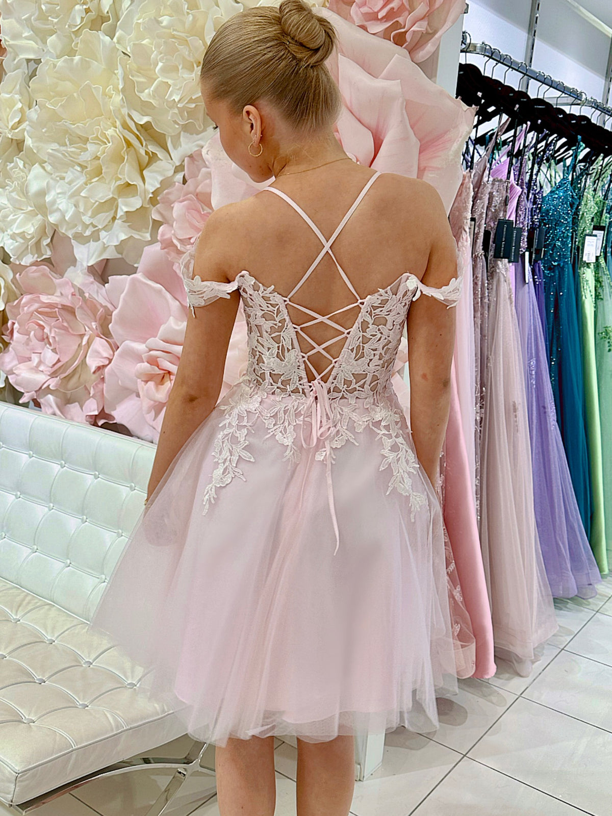 Pinkki off shoulder-mallinen tyllihelmainen rippimekko. 