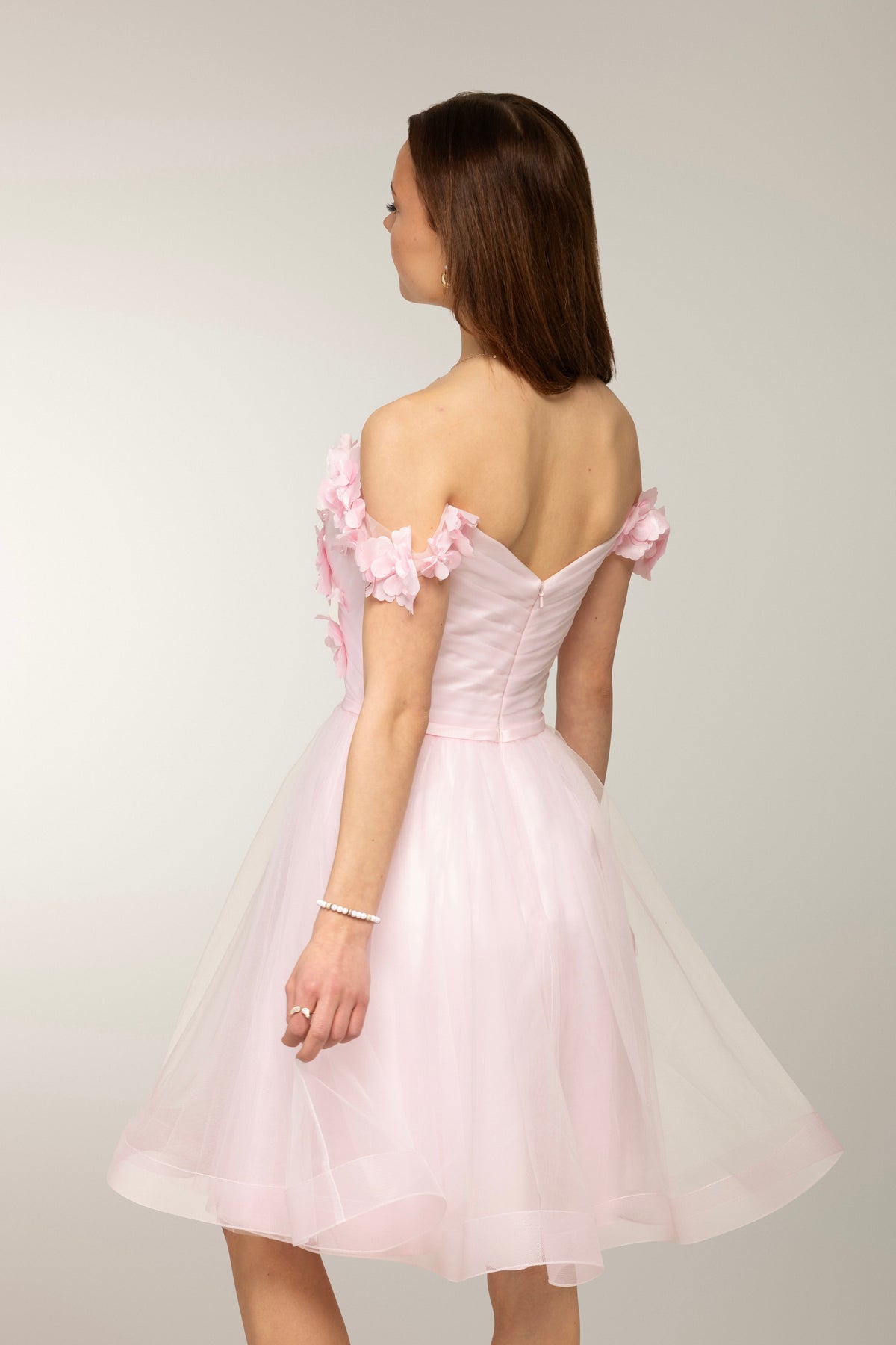 Vaaleanpunainen off shoulder mallinen rippimekko 3D kukkapitsillä. 