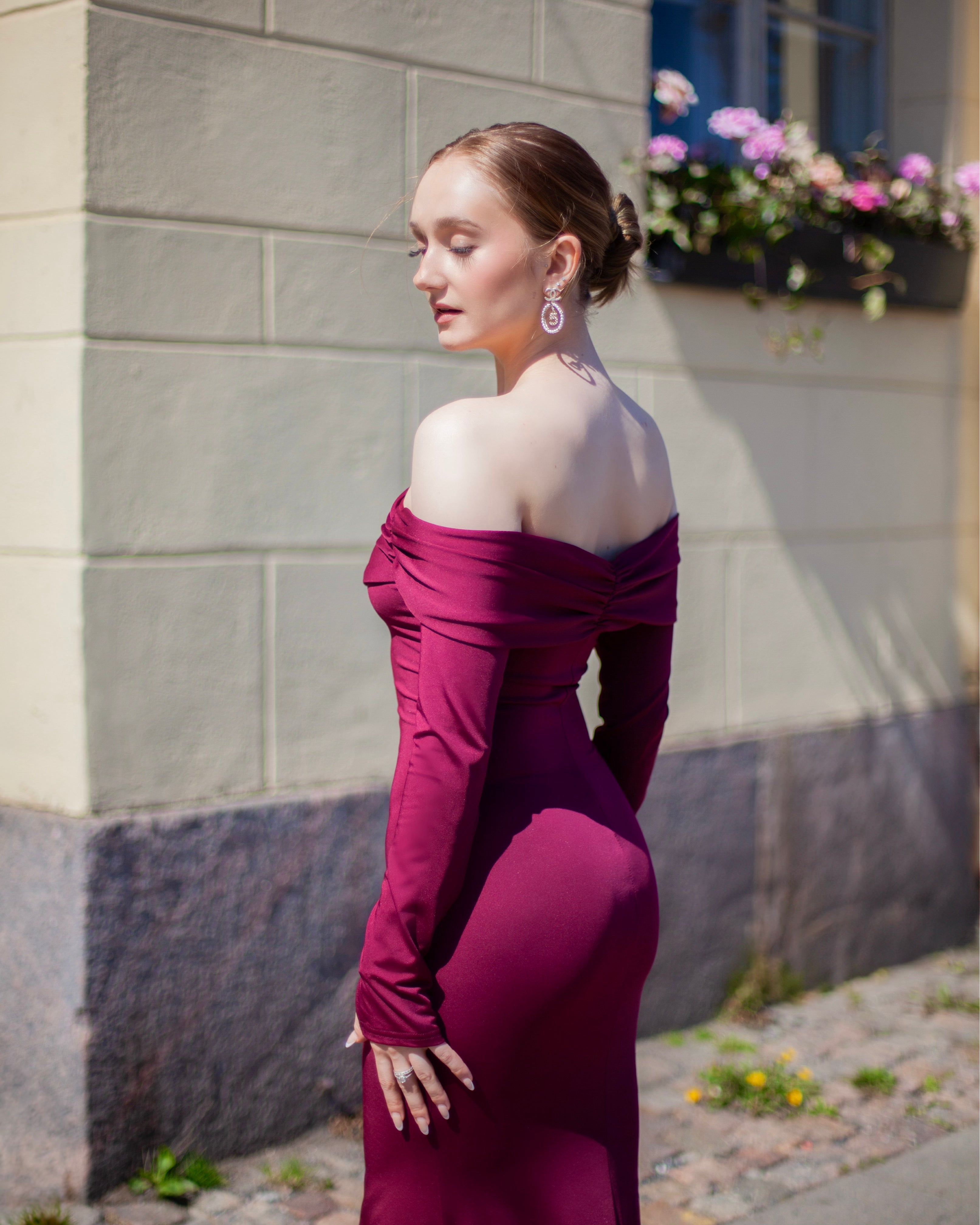 Punainen hihallinen iltapuku, off shoulder.